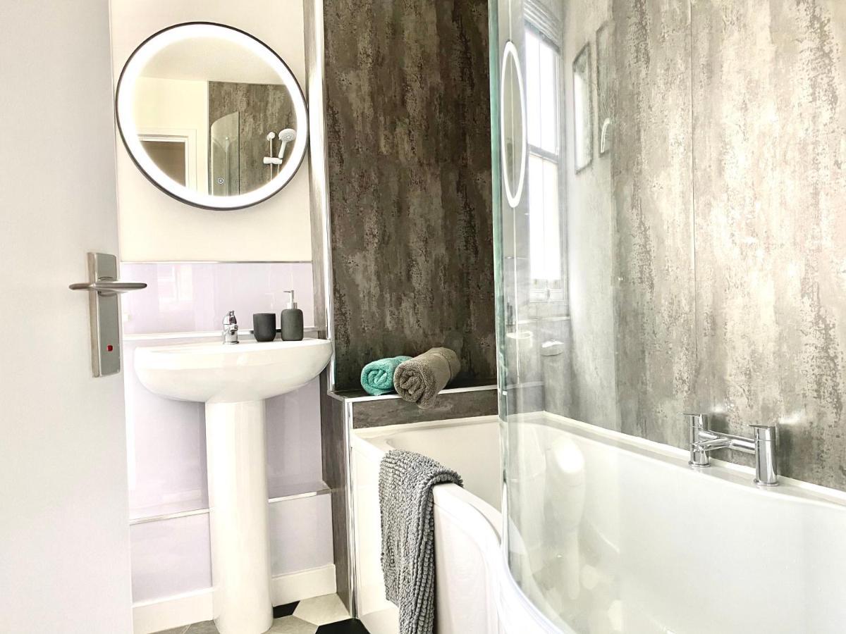 Stylish Central 2 Bedroom Apartment - Free Parking, Free Wifi Islas Orcadas Exterior foto